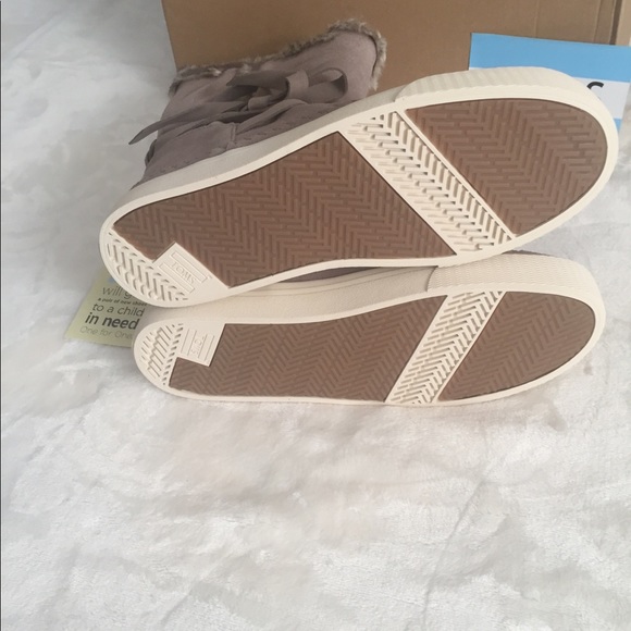 TOMS Vista Faux Fur Lined Suede Boot - Picture 6 of 13